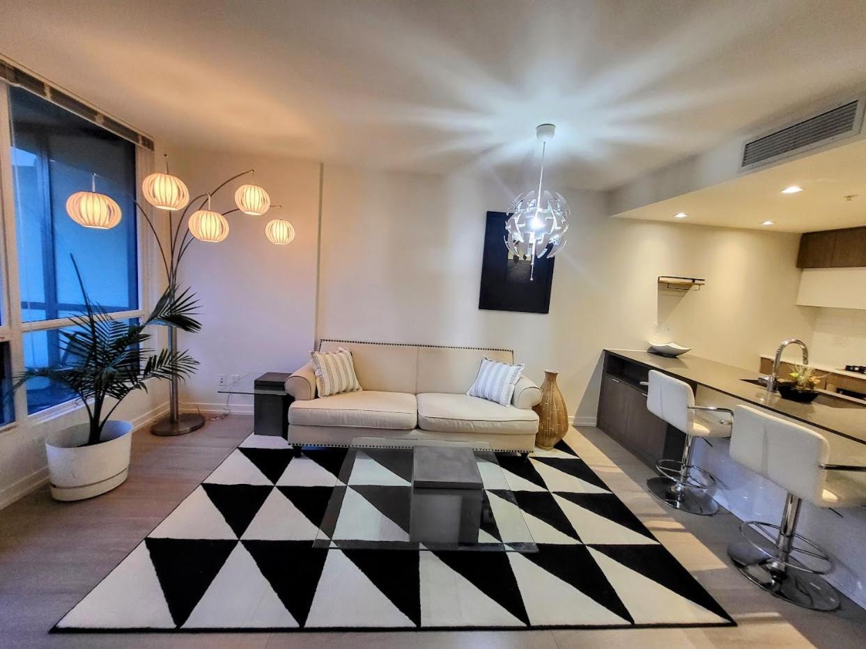Your Perfect Escape - Modern Landmark Condo In Downtown Calgary - Free Parking- Premium Location Exterior photo